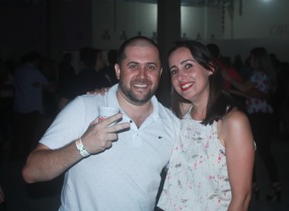 
<a style='margin-left: 5px;' class='btn btn-xs btn-social btn-facebook' href='https://www.facebook.com/sharer/sharer.php?u=https://galeramix.s01.web.getmuller.com.br/imagem/a42/800-800-90/conteudo/site_galerias/42/baile-de-casal-nova-descoberta-galera-mix-2.jpg' rel='popup' data-width='500' data-height='400'><i class='fa fa-facebook'></i>Compartilhar <span class='hidden-xs'>no Facebook</span>
</a> 
<a class='btn btn-default btn-xs' target='_blank' href='imagem/a42/800-800-90/conteudo/site_galerias/42/baile-de-casal-nova-descoberta-galera-mix-2.jpg'>
<span class='glyphicon glyphicon-cloud-download'></span> Salvar
</a>
