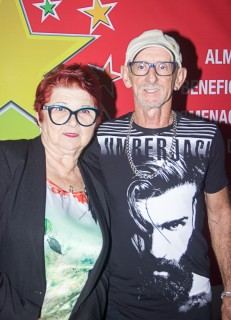 
<a style='margin-left: 5px;' class='btn btn-xs btn-social btn-facebook' href='https://www.facebook.com/sharer/sharer.php?u=https://galeramix.s01.web.getmuller.com.br/imagem/a42/800-800-90/conteudo/site_galerias/42/baile-de-casal-nova-descoberta-galera-mix-24.jpg' rel='popup' data-width='500' data-height='400'><i class='fa fa-facebook'></i>Compartilhar <span class='hidden-xs'>no Facebook</span>
</a> 
<a class='btn btn-default btn-xs' target='_blank' href='imagem/a42/800-800-90/conteudo/site_galerias/42/baile-de-casal-nova-descoberta-galera-mix-24.jpg'>
<span class='glyphicon glyphicon-cloud-download'></span> Salvar
</a>
