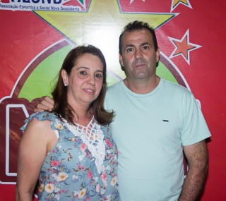 
<a style='margin-left: 5px;' class='btn btn-xs btn-social btn-facebook' href='https://www.facebook.com/sharer/sharer.php?u=https://galeramix.s01.web.getmuller.com.br/imagem/a42/800-800-90/conteudo/site_galerias/42/baile-de-casal-nova-descoberta-galera-mix-31.jpg' rel='popup' data-width='500' data-height='400'><i class='fa fa-facebook'></i>Compartilhar <span class='hidden-xs'>no Facebook</span>
</a> 
<a class='btn btn-default btn-xs' target='_blank' href='imagem/a42/800-800-90/conteudo/site_galerias/42/baile-de-casal-nova-descoberta-galera-mix-31.jpg'>
<span class='glyphicon glyphicon-cloud-download'></span> Salvar
</a>
