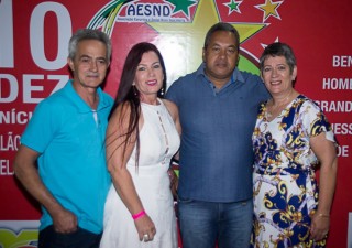 
<a style='margin-left: 5px;' class='btn btn-xs btn-social btn-facebook' href='https://www.facebook.com/sharer/sharer.php?u=https://galeramix.s01.web.getmuller.com.br/imagem/a42/800-800-90/conteudo/site_galerias/42/baile-de-casal-nova-descoberta-galera-mix-32.jpg' rel='popup' data-width='500' data-height='400'><i class='fa fa-facebook'></i>Compartilhar <span class='hidden-xs'>no Facebook</span>
</a> 
<a class='btn btn-default btn-xs' target='_blank' href='imagem/a42/800-800-90/conteudo/site_galerias/42/baile-de-casal-nova-descoberta-galera-mix-32.jpg'>
<span class='glyphicon glyphicon-cloud-download'></span> Salvar
</a>
