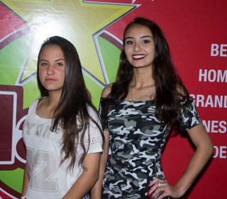 
<a style='margin-left: 5px;' class='btn btn-xs btn-social btn-facebook' href='https://www.facebook.com/sharer/sharer.php?u=https://galeramix.s01.web.getmuller.com.br/imagem/a42/800-800-90/conteudo/site_galerias/42/baile-de-casal-nova-descoberta-galera-mix-33.jpg' rel='popup' data-width='500' data-height='400'><i class='fa fa-facebook'></i>Compartilhar <span class='hidden-xs'>no Facebook</span>
</a> 
<a class='btn btn-default btn-xs' target='_blank' href='imagem/a42/800-800-90/conteudo/site_galerias/42/baile-de-casal-nova-descoberta-galera-mix-33.jpg'>
<span class='glyphicon glyphicon-cloud-download'></span> Salvar
</a>
