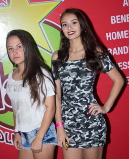 
<a style='margin-left: 5px;' class='btn btn-xs btn-social btn-facebook' href='https://www.facebook.com/sharer/sharer.php?u=https://galeramix.s01.web.getmuller.com.br/imagem/a42/800-800-90/conteudo/site_galerias/42/baile-de-casal-nova-descoberta-galera-mix-34.jpg' rel='popup' data-width='500' data-height='400'><i class='fa fa-facebook'></i>Compartilhar <span class='hidden-xs'>no Facebook</span>
</a> 
<a class='btn btn-default btn-xs' target='_blank' href='imagem/a42/800-800-90/conteudo/site_galerias/42/baile-de-casal-nova-descoberta-galera-mix-34.jpg'>
<span class='glyphicon glyphicon-cloud-download'></span> Salvar
</a>
