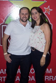 
<a style='margin-left: 5px;' class='btn btn-xs btn-social btn-facebook' href='https://www.facebook.com/sharer/sharer.php?u=https://galeramix.s01.web.getmuller.com.br/imagem/a42/800-800-90/conteudo/site_galerias/42/baile-de-casal-nova-descoberta-galera-mix-35.jpg' rel='popup' data-width='500' data-height='400'><i class='fa fa-facebook'></i>Compartilhar <span class='hidden-xs'>no Facebook</span>
</a> 
<a class='btn btn-default btn-xs' target='_blank' href='imagem/a42/800-800-90/conteudo/site_galerias/42/baile-de-casal-nova-descoberta-galera-mix-35.jpg'>
<span class='glyphicon glyphicon-cloud-download'></span> Salvar
</a>
