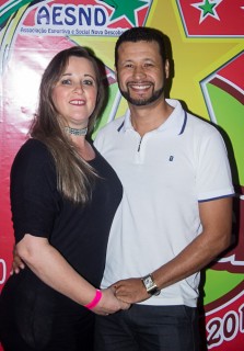 
<a style='margin-left: 5px;' class='btn btn-xs btn-social btn-facebook' href='https://www.facebook.com/sharer/sharer.php?u=https://galeramix.s01.web.getmuller.com.br/imagem/a42/800-800-90/conteudo/site_galerias/42/baile-de-casal-nova-descoberta-galera-mix-38.jpg' rel='popup' data-width='500' data-height='400'><i class='fa fa-facebook'></i>Compartilhar <span class='hidden-xs'>no Facebook</span>
</a> 
<a class='btn btn-default btn-xs' target='_blank' href='imagem/a42/800-800-90/conteudo/site_galerias/42/baile-de-casal-nova-descoberta-galera-mix-38.jpg'>
<span class='glyphicon glyphicon-cloud-download'></span> Salvar
</a>
