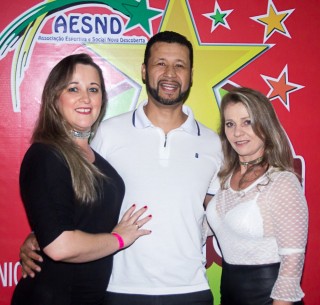 
<a style='margin-left: 5px;' class='btn btn-xs btn-social btn-facebook' href='https://www.facebook.com/sharer/sharer.php?u=https://galeramix.s01.web.getmuller.com.br/imagem/a42/800-800-90/conteudo/site_galerias/42/baile-de-casal-nova-descoberta-galera-mix-39.jpg' rel='popup' data-width='500' data-height='400'><i class='fa fa-facebook'></i>Compartilhar <span class='hidden-xs'>no Facebook</span>
</a> 
<a class='btn btn-default btn-xs' target='_blank' href='imagem/a42/800-800-90/conteudo/site_galerias/42/baile-de-casal-nova-descoberta-galera-mix-39.jpg'>
<span class='glyphicon glyphicon-cloud-download'></span> Salvar
</a>
