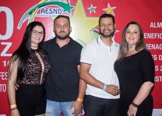 
<a style='margin-left: 5px;' class='btn btn-xs btn-social btn-facebook' href='https://www.facebook.com/sharer/sharer.php?u=https://galeramix.s01.web.getmuller.com.br/imagem/a42/800-800-90/conteudo/site_galerias/42/baile-de-casal-nova-descoberta-galera-mix-41.jpg' rel='popup' data-width='500' data-height='400'><i class='fa fa-facebook'></i>Compartilhar <span class='hidden-xs'>no Facebook</span>
</a> 
<a class='btn btn-default btn-xs' target='_blank' href='imagem/a42/800-800-90/conteudo/site_galerias/42/baile-de-casal-nova-descoberta-galera-mix-41.jpg'>
<span class='glyphicon glyphicon-cloud-download'></span> Salvar
</a>
