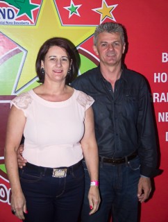 
<a style='margin-left: 5px;' class='btn btn-xs btn-social btn-facebook' href='https://www.facebook.com/sharer/sharer.php?u=https://galeramix.s01.web.getmuller.com.br/imagem/a42/800-800-90/conteudo/site_galerias/42/baile-de-casal-nova-descoberta-galera-mix-46.jpg' rel='popup' data-width='500' data-height='400'><i class='fa fa-facebook'></i>Compartilhar <span class='hidden-xs'>no Facebook</span>
</a> 
<a class='btn btn-default btn-xs' target='_blank' href='imagem/a42/800-800-90/conteudo/site_galerias/42/baile-de-casal-nova-descoberta-galera-mix-46.jpg'>
<span class='glyphicon glyphicon-cloud-download'></span> Salvar
</a>
