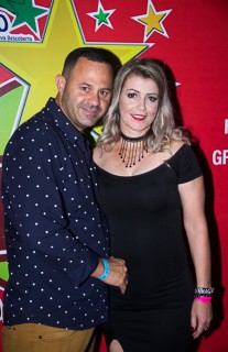 
<a style='margin-left: 5px;' class='btn btn-xs btn-social btn-facebook' href='https://www.facebook.com/sharer/sharer.php?u=https://galeramix.s01.web.getmuller.com.br/imagem/a42/800-800-90/conteudo/site_galerias/42/baile-de-casal-nova-descoberta-galera-mix-47.jpg' rel='popup' data-width='500' data-height='400'><i class='fa fa-facebook'></i>Compartilhar <span class='hidden-xs'>no Facebook</span>
</a> 
<a class='btn btn-default btn-xs' target='_blank' href='imagem/a42/800-800-90/conteudo/site_galerias/42/baile-de-casal-nova-descoberta-galera-mix-47.jpg'>
<span class='glyphicon glyphicon-cloud-download'></span> Salvar
</a>
