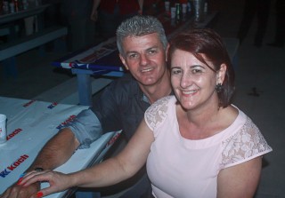 
<a style='margin-left: 5px;' class='btn btn-xs btn-social btn-facebook' href='https://www.facebook.com/sharer/sharer.php?u=https://galeramix.s01.web.getmuller.com.br/imagem/a42/800-800-90/conteudo/site_galerias/42/baile-de-casal-nova-descoberta-galera-mix-5.jpg' rel='popup' data-width='500' data-height='400'><i class='fa fa-facebook'></i>Compartilhar <span class='hidden-xs'>no Facebook</span>
</a> 
<a class='btn btn-default btn-xs' target='_blank' href='imagem/a42/800-800-90/conteudo/site_galerias/42/baile-de-casal-nova-descoberta-galera-mix-5.jpg'>
<span class='glyphicon glyphicon-cloud-download'></span> Salvar
</a>
