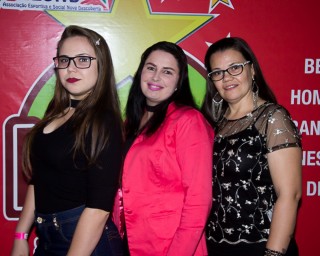 
<a style='margin-left: 5px;' class='btn btn-xs btn-social btn-facebook' href='https://www.facebook.com/sharer/sharer.php?u=https://galeramix.s01.web.getmuller.com.br/imagem/a42/800-800-90/conteudo/site_galerias/42/baile-de-casal-nova-descoberta-galera-mix-52.jpg' rel='popup' data-width='500' data-height='400'><i class='fa fa-facebook'></i>Compartilhar <span class='hidden-xs'>no Facebook</span>
</a> 
<a class='btn btn-default btn-xs' target='_blank' href='imagem/a42/800-800-90/conteudo/site_galerias/42/baile-de-casal-nova-descoberta-galera-mix-52.jpg'>
<span class='glyphicon glyphicon-cloud-download'></span> Salvar
</a>
