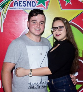 
<a style='margin-left: 5px;' class='btn btn-xs btn-social btn-facebook' href='https://www.facebook.com/sharer/sharer.php?u=https://galeramix.s01.web.getmuller.com.br/imagem/a42/800-800-90/conteudo/site_galerias/42/baile-de-casal-nova-descoberta-galera-mix-53.jpg' rel='popup' data-width='500' data-height='400'><i class='fa fa-facebook'></i>Compartilhar <span class='hidden-xs'>no Facebook</span>
</a> 
<a class='btn btn-default btn-xs' target='_blank' href='imagem/a42/800-800-90/conteudo/site_galerias/42/baile-de-casal-nova-descoberta-galera-mix-53.jpg'>
<span class='glyphicon glyphicon-cloud-download'></span> Salvar
</a>
