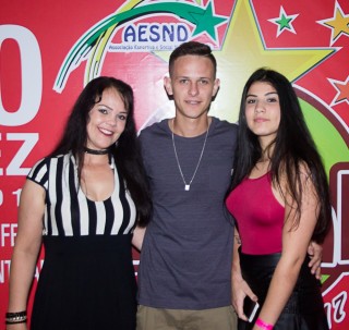 
<a style='margin-left: 5px;' class='btn btn-xs btn-social btn-facebook' href='https://www.facebook.com/sharer/sharer.php?u=https://galeramix.s01.web.getmuller.com.br/imagem/a42/800-800-90/conteudo/site_galerias/42/baile-de-casal-nova-descoberta-galera-mix-57.jpg' rel='popup' data-width='500' data-height='400'><i class='fa fa-facebook'></i>Compartilhar <span class='hidden-xs'>no Facebook</span>
</a> 
<a class='btn btn-default btn-xs' target='_blank' href='imagem/a42/800-800-90/conteudo/site_galerias/42/baile-de-casal-nova-descoberta-galera-mix-57.jpg'>
<span class='glyphicon glyphicon-cloud-download'></span> Salvar
</a>
