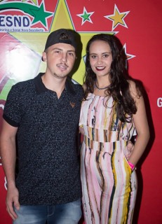 
<a style='margin-left: 5px;' class='btn btn-xs btn-social btn-facebook' href='https://www.facebook.com/sharer/sharer.php?u=https://galeramix.s01.web.getmuller.com.br/imagem/a42/800-800-90/conteudo/site_galerias/42/baile-de-casal-nova-descoberta-galera-mix-58.jpg' rel='popup' data-width='500' data-height='400'><i class='fa fa-facebook'></i>Compartilhar <span class='hidden-xs'>no Facebook</span>
</a> 
<a class='btn btn-default btn-xs' target='_blank' href='imagem/a42/800-800-90/conteudo/site_galerias/42/baile-de-casal-nova-descoberta-galera-mix-58.jpg'>
<span class='glyphicon glyphicon-cloud-download'></span> Salvar
</a>
