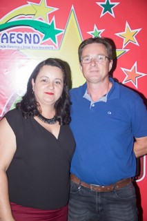 
<a style='margin-left: 5px;' class='btn btn-xs btn-social btn-facebook' href='https://www.facebook.com/sharer/sharer.php?u=https://galeramix.s01.web.getmuller.com.br/imagem/a42/800-800-90/conteudo/site_galerias/42/baile-de-casal-nova-descoberta-galera-mix-6.jpg' rel='popup' data-width='500' data-height='400'><i class='fa fa-facebook'></i>Compartilhar <span class='hidden-xs'>no Facebook</span>
</a> 
<a class='btn btn-default btn-xs' target='_blank' href='imagem/a42/800-800-90/conteudo/site_galerias/42/baile-de-casal-nova-descoberta-galera-mix-6.jpg'>
<span class='glyphicon glyphicon-cloud-download'></span> Salvar
</a>
