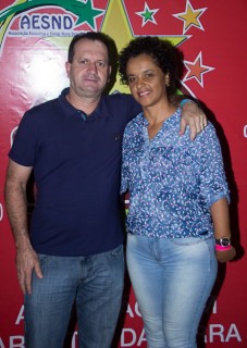 
<a style='margin-left: 5px;' class='btn btn-xs btn-social btn-facebook' href='https://www.facebook.com/sharer/sharer.php?u=https://galeramix.s01.web.getmuller.com.br/imagem/a42/800-800-90/conteudo/site_galerias/42/baile-de-casal-nova-descoberta-galera-mix-61.jpg' rel='popup' data-width='500' data-height='400'><i class='fa fa-facebook'></i>Compartilhar <span class='hidden-xs'>no Facebook</span>
</a> 
<a class='btn btn-default btn-xs' target='_blank' href='imagem/a42/800-800-90/conteudo/site_galerias/42/baile-de-casal-nova-descoberta-galera-mix-61.jpg'>
<span class='glyphicon glyphicon-cloud-download'></span> Salvar
</a>
