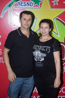 
<a style='margin-left: 5px;' class='btn btn-xs btn-social btn-facebook' href='https://www.facebook.com/sharer/sharer.php?u=https://galeramix.s01.web.getmuller.com.br/imagem/a42/800-800-90/conteudo/site_galerias/42/baile-de-casal-nova-descoberta-galera-mix-62.jpg' rel='popup' data-width='500' data-height='400'><i class='fa fa-facebook'></i>Compartilhar <span class='hidden-xs'>no Facebook</span>
</a> 
<a class='btn btn-default btn-xs' target='_blank' href='imagem/a42/800-800-90/conteudo/site_galerias/42/baile-de-casal-nova-descoberta-galera-mix-62.jpg'>
<span class='glyphicon glyphicon-cloud-download'></span> Salvar
</a>
