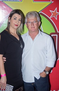 
<a style='margin-left: 5px;' class='btn btn-xs btn-social btn-facebook' href='https://www.facebook.com/sharer/sharer.php?u=https://galeramix.s01.web.getmuller.com.br/imagem/a42/800-800-90/conteudo/site_galerias/42/baile-de-casal-nova-descoberta-galera-mix-65.jpg' rel='popup' data-width='500' data-height='400'><i class='fa fa-facebook'></i>Compartilhar <span class='hidden-xs'>no Facebook</span>
</a> 
<a class='btn btn-default btn-xs' target='_blank' href='imagem/a42/800-800-90/conteudo/site_galerias/42/baile-de-casal-nova-descoberta-galera-mix-65.jpg'>
<span class='glyphicon glyphicon-cloud-download'></span> Salvar
</a>
