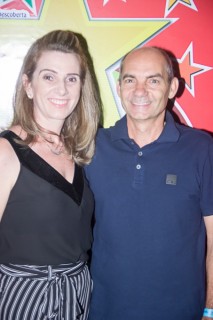 
<a style='margin-left: 5px;' class='btn btn-xs btn-social btn-facebook' href='https://www.facebook.com/sharer/sharer.php?u=https://galeramix.s01.web.getmuller.com.br/imagem/a42/800-800-90/conteudo/site_galerias/42/baile-de-casal-nova-descoberta-galera-mix-7.jpg' rel='popup' data-width='500' data-height='400'><i class='fa fa-facebook'></i>Compartilhar <span class='hidden-xs'>no Facebook</span>
</a> 
<a class='btn btn-default btn-xs' target='_blank' href='imagem/a42/800-800-90/conteudo/site_galerias/42/baile-de-casal-nova-descoberta-galera-mix-7.jpg'>
<span class='glyphicon glyphicon-cloud-download'></span> Salvar
</a>
