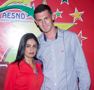 
<a style='margin-left: 5px;' class='btn btn-xs btn-social btn-facebook' href='https://www.facebook.com/sharer/sharer.php?u=https://galeramix.s01.web.getmuller.com.br/imagem/a42/800-800-90/conteudo/site_galerias/42/baile-de-casal-nova-descoberta-galera-mix-70.jpg' rel='popup' data-width='500' data-height='400'><i class='fa fa-facebook'></i>Compartilhar <span class='hidden-xs'>no Facebook</span>
</a> 
<a class='btn btn-default btn-xs' target='_blank' href='imagem/a42/800-800-90/conteudo/site_galerias/42/baile-de-casal-nova-descoberta-galera-mix-70.jpg'>
<span class='glyphicon glyphicon-cloud-download'></span> Salvar
</a>
