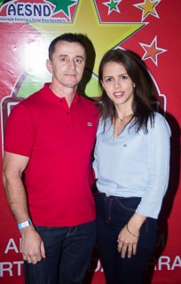 
<a style='margin-left: 5px;' class='btn btn-xs btn-social btn-facebook' href='https://www.facebook.com/sharer/sharer.php?u=https://galeramix.s01.web.getmuller.com.br/imagem/a42/800-800-90/conteudo/site_galerias/42/baile-de-casal-nova-descoberta-galera-mix-73.jpg' rel='popup' data-width='500' data-height='400'><i class='fa fa-facebook'></i>Compartilhar <span class='hidden-xs'>no Facebook</span>
</a> 
<a class='btn btn-default btn-xs' target='_blank' href='imagem/a42/800-800-90/conteudo/site_galerias/42/baile-de-casal-nova-descoberta-galera-mix-73.jpg'>
<span class='glyphicon glyphicon-cloud-download'></span> Salvar
</a>
