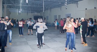 
<a style='margin-left: 5px;' class='btn btn-xs btn-social btn-facebook' href='https://www.facebook.com/sharer/sharer.php?u=https://galeramix.s01.web.getmuller.com.br/imagem/a42/800-800-90/conteudo/site_galerias/42/baile-de-casal-nova-descoberta-galera-mix-76.jpg' rel='popup' data-width='500' data-height='400'><i class='fa fa-facebook'></i>Compartilhar <span class='hidden-xs'>no Facebook</span>
</a> 
<a class='btn btn-default btn-xs' target='_blank' href='imagem/a42/800-800-90/conteudo/site_galerias/42/baile-de-casal-nova-descoberta-galera-mix-76.jpg'>
<span class='glyphicon glyphicon-cloud-download'></span> Salvar
</a>
