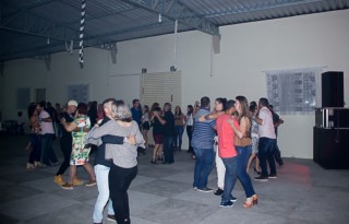 
<a style='margin-left: 5px;' class='btn btn-xs btn-social btn-facebook' href='https://www.facebook.com/sharer/sharer.php?u=https://galeramix.s01.web.getmuller.com.br/imagem/a42/800-800-90/conteudo/site_galerias/42/baile-de-casal-nova-descoberta-galera-mix-77.jpg' rel='popup' data-width='500' data-height='400'><i class='fa fa-facebook'></i>Compartilhar <span class='hidden-xs'>no Facebook</span>
</a> 
<a class='btn btn-default btn-xs' target='_blank' href='imagem/a42/800-800-90/conteudo/site_galerias/42/baile-de-casal-nova-descoberta-galera-mix-77.jpg'>
<span class='glyphicon glyphicon-cloud-download'></span> Salvar
</a>
