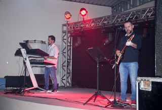 
<a style='margin-left: 5px;' class='btn btn-xs btn-social btn-facebook' href='https://www.facebook.com/sharer/sharer.php?u=https://galeramix.s01.web.getmuller.com.br/imagem/a42/800-800-90/conteudo/site_galerias/42/baile-de-casal-nova-descoberta-galera-mix-79.jpg' rel='popup' data-width='500' data-height='400'><i class='fa fa-facebook'></i>Compartilhar <span class='hidden-xs'>no Facebook</span>
</a> 
<a class='btn btn-default btn-xs' target='_blank' href='imagem/a42/800-800-90/conteudo/site_galerias/42/baile-de-casal-nova-descoberta-galera-mix-79.jpg'>
<span class='glyphicon glyphicon-cloud-download'></span> Salvar
</a>
