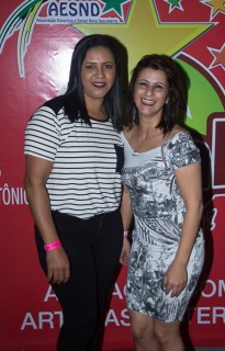 
<a style='margin-left: 5px;' class='btn btn-xs btn-social btn-facebook' href='https://www.facebook.com/sharer/sharer.php?u=https://galeramix.s01.web.getmuller.com.br/imagem/a42/800-800-90/conteudo/site_galerias/42/baile-de-casal-nova-descoberta-galera-mix-86.jpg' rel='popup' data-width='500' data-height='400'><i class='fa fa-facebook'></i>Compartilhar <span class='hidden-xs'>no Facebook</span>
</a> 
<a class='btn btn-default btn-xs' target='_blank' href='imagem/a42/800-800-90/conteudo/site_galerias/42/baile-de-casal-nova-descoberta-galera-mix-86.jpg'>
<span class='glyphicon glyphicon-cloud-download'></span> Salvar
</a>
