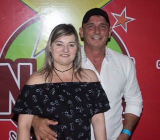 
<a style='margin-left: 5px;' class='btn btn-xs btn-social btn-facebook' href='https://www.facebook.com/sharer/sharer.php?u=https://galeramix.s01.web.getmuller.com.br/imagem/a42/800-800-90/conteudo/site_galerias/42/baile-de-casal-nova-descoberta-galera-mix-87.jpg' rel='popup' data-width='500' data-height='400'><i class='fa fa-facebook'></i>Compartilhar <span class='hidden-xs'>no Facebook</span>
</a> 
<a class='btn btn-default btn-xs' target='_blank' href='imagem/a42/800-800-90/conteudo/site_galerias/42/baile-de-casal-nova-descoberta-galera-mix-87.jpg'>
<span class='glyphicon glyphicon-cloud-download'></span> Salvar
</a>
