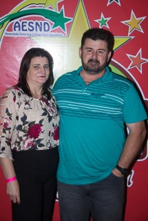 
<a style='margin-left: 5px;' class='btn btn-xs btn-social btn-facebook' href='https://www.facebook.com/sharer/sharer.php?u=https://galeramix.s01.web.getmuller.com.br/imagem/a42/800-800-90/conteudo/site_galerias/42/baile-de-casal-nova-descoberta-galera-mix-9.jpg' rel='popup' data-width='500' data-height='400'><i class='fa fa-facebook'></i>Compartilhar <span class='hidden-xs'>no Facebook</span>
</a> 
<a class='btn btn-default btn-xs' target='_blank' href='imagem/a42/800-800-90/conteudo/site_galerias/42/baile-de-casal-nova-descoberta-galera-mix-9.jpg'>
<span class='glyphicon glyphicon-cloud-download'></span> Salvar
</a>
