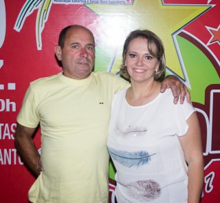 
<a style='margin-left: 5px;' class='btn btn-xs btn-social btn-facebook' href='https://www.facebook.com/sharer/sharer.php?u=https://galeramix.s01.web.getmuller.com.br/imagem/a42/800-800-90/conteudo/site_galerias/42/baile-de-casal-nova-descoberta-galera-mix-91.jpg' rel='popup' data-width='500' data-height='400'><i class='fa fa-facebook'></i>Compartilhar <span class='hidden-xs'>no Facebook</span>
</a> 
<a class='btn btn-default btn-xs' target='_blank' href='imagem/a42/800-800-90/conteudo/site_galerias/42/baile-de-casal-nova-descoberta-galera-mix-91.jpg'>
<span class='glyphicon glyphicon-cloud-download'></span> Salvar
</a>
