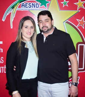 
<a style='margin-left: 5px;' class='btn btn-xs btn-social btn-facebook' href='https://www.facebook.com/sharer/sharer.php?u=https://galeramix.s01.web.getmuller.com.br/imagem/a42/800-800-90/conteudo/site_galerias/42/baile-de-casal-nova-descoberta-galera-mix-92.jpg' rel='popup' data-width='500' data-height='400'><i class='fa fa-facebook'></i>Compartilhar <span class='hidden-xs'>no Facebook</span>
</a> 
<a class='btn btn-default btn-xs' target='_blank' href='imagem/a42/800-800-90/conteudo/site_galerias/42/baile-de-casal-nova-descoberta-galera-mix-92.jpg'>
<span class='glyphicon glyphicon-cloud-download'></span> Salvar
</a>
