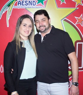 
<a style='margin-left: 5px;' class='btn btn-xs btn-social btn-facebook' href='https://www.facebook.com/sharer/sharer.php?u=https://galeramix.s01.web.getmuller.com.br/imagem/a42/800-800-90/conteudo/site_galerias/42/baile-de-casal-nova-descoberta-galera-mix-93.jpg' rel='popup' data-width='500' data-height='400'><i class='fa fa-facebook'></i>Compartilhar <span class='hidden-xs'>no Facebook</span>
</a> 
<a class='btn btn-default btn-xs' target='_blank' href='imagem/a42/800-800-90/conteudo/site_galerias/42/baile-de-casal-nova-descoberta-galera-mix-93.jpg'>
<span class='glyphicon glyphicon-cloud-download'></span> Salvar
</a>
