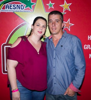 
<a style='margin-left: 5px;' class='btn btn-xs btn-social btn-facebook' href='https://www.facebook.com/sharer/sharer.php?u=https://galeramix.s01.web.getmuller.com.br/imagem/a42/800-800-90/conteudo/site_galerias/42/baile-de-casal-nova-descoberta-galera-mix-97.jpg' rel='popup' data-width='500' data-height='400'><i class='fa fa-facebook'></i>Compartilhar <span class='hidden-xs'>no Facebook</span>
</a> 
<a class='btn btn-default btn-xs' target='_blank' href='imagem/a42/800-800-90/conteudo/site_galerias/42/baile-de-casal-nova-descoberta-galera-mix-97.jpg'>
<span class='glyphicon glyphicon-cloud-download'></span> Salvar
</a>
