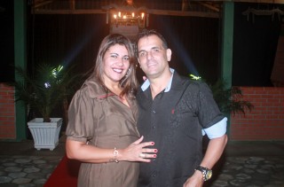 
                    <a style='margin-left: 5px;' class='btn btn-xs btn-social btn-facebook' href='https://www.facebook.com/sharer/sharer.php?u=https://galeramix.s01.web.getmuller.com.br/imagem/a44/800-800-90/conteudo/site_galerias/44/milionario-e-marciano-galera-mix-13.jpg' rel='popup' data-width='500' data-height='400'><i class='fa fa-facebook'></i>Compartilhar <span class='hidden-xs'>no Facebook</span>
                </a> 
                <a class='btn btn-default btn-xs' target='_blank' href='imagem/a44/800-800-90/conteudo/site_galerias/44/milionario-e-marciano-galera-mix-13.jpg'>
                    <span class='glyphicon glyphicon-cloud-download'></span> Salvar
                </a>
                