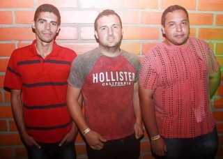 
        <a style='margin-left: 5px;' class='btn btn-xs btn-social btn-facebook' href='https://www.facebook.com/sharer/sharer.php?u=https://galeramix.s01.web.getmuller.com.br/imagem/a44/800-800-90/conteudo/site_galerias/44/milionario-e-marciano-galera-mix-16.jpg' rel='popup' data-width='500' data-height='400'><i class='fa fa-facebook'></i>Compartilhar <span class='hidden-xs'>no Facebook</span>
    </a> 
    <a class='btn btn-default btn-xs' target='_blank' href='imagem/a44/800-800-90/conteudo/site_galerias/44/milionario-e-marciano-galera-mix-16.jpg'>
        <span class='glyphicon glyphicon-cloud-download'></span> Salvar
    </a>
    