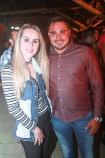 
    <a style='margin-left: 5px;' class='btn btn-xs btn-social btn-facebook' href='https://www.facebook.com/sharer/sharer.php?u=https://galeramix.s01.web.getmuller.com.br/imagem/a44/800-800-90/conteudo/site_galerias/44/milionario-e-marciano-galera-mix-17.jpg' rel='popup' data-width='500' data-height='400'><i class='fa fa-facebook'></i>Compartilhar <span class='hidden-xs'>no Facebook</span>
</a> 
<a class='btn btn-default btn-xs' target='_blank' href='imagem/a44/800-800-90/conteudo/site_galerias/44/milionario-e-marciano-galera-mix-17.jpg'>
    <span class='glyphicon glyphicon-cloud-download'></span> Salvar
</a>
