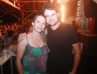 
<a style='margin-left: 5px;' class='btn btn-xs btn-social btn-facebook' href='https://www.facebook.com/sharer/sharer.php?u=https://galeramix.s01.web.getmuller.com.br/imagem/a44/800-800-90/conteudo/site_galerias/44/milionario-e-marciano-galera-mix-18.jpg' rel='popup' data-width='500' data-height='400'><i class='fa fa-facebook'></i>Compartilhar <span class='hidden-xs'>no Facebook</span>
</a> 
<a class='btn btn-default btn-xs' target='_blank' href='imagem/a44/800-800-90/conteudo/site_galerias/44/milionario-e-marciano-galera-mix-18.jpg'>
<span class='glyphicon glyphicon-cloud-download'></span> Salvar
</a>
