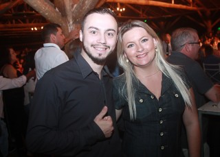 
<a style='margin-left: 5px;' class='btn btn-xs btn-social btn-facebook' href='https://www.facebook.com/sharer/sharer.php?u=https://galeramix.s01.web.getmuller.com.br/imagem/a44/800-800-90/conteudo/site_galerias/44/milionario-e-marciano-galera-mix-19.jpg' rel='popup' data-width='500' data-height='400'><i class='fa fa-facebook'></i>Compartilhar <span class='hidden-xs'>no Facebook</span>
</a> 
<a class='btn btn-default btn-xs' target='_blank' href='imagem/a44/800-800-90/conteudo/site_galerias/44/milionario-e-marciano-galera-mix-19.jpg'>
<span class='glyphicon glyphicon-cloud-download'></span> Salvar
</a>
