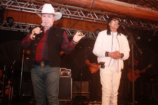 
<a style='margin-left: 5px;' class='btn btn-xs btn-social btn-facebook' href='https://www.facebook.com/sharer/sharer.php?u=https://galeramix.s01.web.getmuller.com.br/imagem/a44/800-800-90/conteudo/site_galerias/44/milionario-e-marciano-galera-mix-1_1.jpg' rel='popup' data-width='500' data-height='400'><i class='fa fa-facebook'></i>Compartilhar <span class='hidden-xs'>no Facebook</span>
</a> 
<a class='btn btn-default btn-xs' target='_blank' href='imagem/a44/800-800-90/conteudo/site_galerias/44/milionario-e-marciano-galera-mix-1_1.jpg'>
<span class='glyphicon glyphicon-cloud-download'></span> Salvar
</a>
