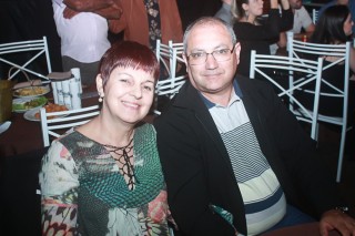 
<a style='margin-left: 5px;' class='btn btn-xs btn-social btn-facebook' href='https://www.facebook.com/sharer/sharer.php?u=https://galeramix.s01.web.getmuller.com.br/imagem/a44/800-800-90/conteudo/site_galerias/44/milionario-e-marciano-galera-mix-25.jpg' rel='popup' data-width='500' data-height='400'><i class='fa fa-facebook'></i>Compartilhar <span class='hidden-xs'>no Facebook</span>
</a> 
<a class='btn btn-default btn-xs' target='_blank' href='imagem/a44/800-800-90/conteudo/site_galerias/44/milionario-e-marciano-galera-mix-25.jpg'>
<span class='glyphicon glyphicon-cloud-download'></span> Salvar
</a>
