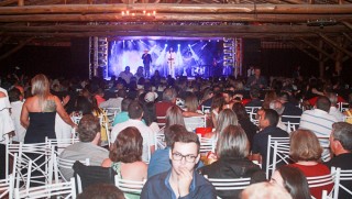 
<a style='margin-left: 5px;' class='btn btn-xs btn-social btn-facebook' href='https://www.facebook.com/sharer/sharer.php?u=https://galeramix.s01.web.getmuller.com.br/imagem/a44/800-800-90/conteudo/site_galerias/44/milionario-e-marciano-galera-mix-27.jpg' rel='popup' data-width='500' data-height='400'><i class='fa fa-facebook'></i>Compartilhar <span class='hidden-xs'>no Facebook</span>
</a> 
<a class='btn btn-default btn-xs' target='_blank' href='imagem/a44/800-800-90/conteudo/site_galerias/44/milionario-e-marciano-galera-mix-27.jpg'>
<span class='glyphicon glyphicon-cloud-download'></span> Salvar
</a>
