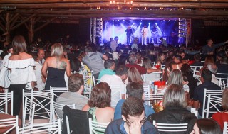 
<a style='margin-left: 5px;' class='btn btn-xs btn-social btn-facebook' href='https://www.facebook.com/sharer/sharer.php?u=https://galeramix.s01.web.getmuller.com.br/imagem/a44/800-800-90/conteudo/site_galerias/44/milionario-e-marciano-galera-mix-28.jpg' rel='popup' data-width='500' data-height='400'><i class='fa fa-facebook'></i>Compartilhar <span class='hidden-xs'>no Facebook</span>
</a> 
<a class='btn btn-default btn-xs' target='_blank' href='imagem/a44/800-800-90/conteudo/site_galerias/44/milionario-e-marciano-galera-mix-28.jpg'>
<span class='glyphicon glyphicon-cloud-download'></span> Salvar
</a>
