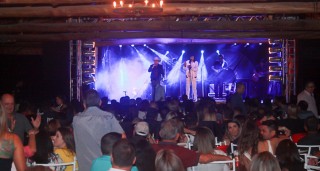 
<a style='margin-left: 5px;' class='btn btn-xs btn-social btn-facebook' href='https://www.facebook.com/sharer/sharer.php?u=https://galeramix.s01.web.getmuller.com.br/imagem/a44/800-800-90/conteudo/site_galerias/44/milionario-e-marciano-galera-mix-29.jpg' rel='popup' data-width='500' data-height='400'><i class='fa fa-facebook'></i>Compartilhar <span class='hidden-xs'>no Facebook</span>
</a> 
<a class='btn btn-default btn-xs' target='_blank' href='imagem/a44/800-800-90/conteudo/site_galerias/44/milionario-e-marciano-galera-mix-29.jpg'>
<span class='glyphicon glyphicon-cloud-download'></span> Salvar
</a>
