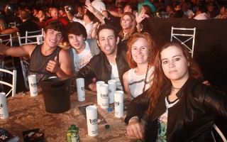 
<a style='margin-left: 5px;' class='btn btn-xs btn-social btn-facebook' href='https://www.facebook.com/sharer/sharer.php?u=https://galeramix.s01.web.getmuller.com.br/imagem/a44/800-800-90/conteudo/site_galerias/44/milionario-e-marciano-galera-mix-43.jpg' rel='popup' data-width='500' data-height='400'><i class='fa fa-facebook'></i>Compartilhar <span class='hidden-xs'>no Facebook</span>
</a> 
<a class='btn btn-default btn-xs' target='_blank' href='imagem/a44/800-800-90/conteudo/site_galerias/44/milionario-e-marciano-galera-mix-43.jpg'>
<span class='glyphicon glyphicon-cloud-download'></span> Salvar
</a>
