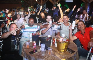 
<a style='margin-left: 5px;' class='btn btn-xs btn-social btn-facebook' href='https://www.facebook.com/sharer/sharer.php?u=https://galeramix.s01.web.getmuller.com.br/imagem/a44/800-800-90/conteudo/site_galerias/44/milionario-e-marciano-galera-mix-44.jpg' rel='popup' data-width='500' data-height='400'><i class='fa fa-facebook'></i>Compartilhar <span class='hidden-xs'>no Facebook</span>
</a> 
<a class='btn btn-default btn-xs' target='_blank' href='imagem/a44/800-800-90/conteudo/site_galerias/44/milionario-e-marciano-galera-mix-44.jpg'>
<span class='glyphicon glyphicon-cloud-download'></span> Salvar
</a>
