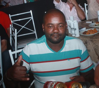 
<a style='margin-left: 5px;' class='btn btn-xs btn-social btn-facebook' href='https://www.facebook.com/sharer/sharer.php?u=https://galeramix.s01.web.getmuller.com.br/imagem/a44/800-800-90/conteudo/site_galerias/44/milionario-e-marciano-galera-mix-45.jpg' rel='popup' data-width='500' data-height='400'><i class='fa fa-facebook'></i>Compartilhar <span class='hidden-xs'>no Facebook</span>
</a> 
<a class='btn btn-default btn-xs' target='_blank' href='imagem/a44/800-800-90/conteudo/site_galerias/44/milionario-e-marciano-galera-mix-45.jpg'>
<span class='glyphicon glyphicon-cloud-download'></span> Salvar
</a>
