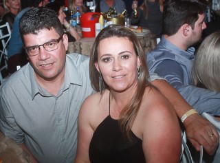 
<a style='margin-left: 5px;' class='btn btn-xs btn-social btn-facebook' href='https://www.facebook.com/sharer/sharer.php?u=https://galeramix.s01.web.getmuller.com.br/imagem/a44/800-800-90/conteudo/site_galerias/44/milionario-e-marciano-galera-mix-48.jpg' rel='popup' data-width='500' data-height='400'><i class='fa fa-facebook'></i>Compartilhar <span class='hidden-xs'>no Facebook</span>
</a> 
<a class='btn btn-default btn-xs' target='_blank' href='imagem/a44/800-800-90/conteudo/site_galerias/44/milionario-e-marciano-galera-mix-48.jpg'>
<span class='glyphicon glyphicon-cloud-download'></span> Salvar
</a>
