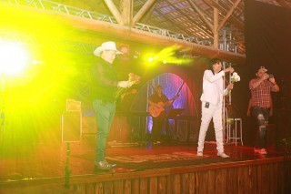 
<a style='margin-left: 5px;' class='btn btn-xs btn-social btn-facebook' href='https://www.facebook.com/sharer/sharer.php?u=https://galeramix.s01.web.getmuller.com.br/imagem/a44/800-800-90/conteudo/site_galerias/44/milionario-e-marciano-galera-mix-5.jpg' rel='popup' data-width='500' data-height='400'><i class='fa fa-facebook'></i>Compartilhar <span class='hidden-xs'>no Facebook</span>
</a> 
<a class='btn btn-default btn-xs' target='_blank' href='imagem/a44/800-800-90/conteudo/site_galerias/44/milionario-e-marciano-galera-mix-5.jpg'>
<span class='glyphicon glyphicon-cloud-download'></span> Salvar
</a>
