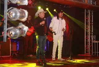 
<a style='margin-left: 5px;' class='btn btn-xs btn-social btn-facebook' href='https://www.facebook.com/sharer/sharer.php?u=https://galeramix.s01.web.getmuller.com.br/imagem/a44/800-800-90/conteudo/site_galerias/44/milionario-e-marciano-galera-mix-52.jpg' rel='popup' data-width='500' data-height='400'><i class='fa fa-facebook'></i>Compartilhar <span class='hidden-xs'>no Facebook</span>
</a> 
<a class='btn btn-default btn-xs' target='_blank' href='imagem/a44/800-800-90/conteudo/site_galerias/44/milionario-e-marciano-galera-mix-52.jpg'>
<span class='glyphicon glyphicon-cloud-download'></span> Salvar
</a>
